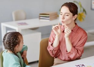 Artikülasyon ve Fonolojik Bozuklukları Nedir Belirtileri Nedenleri ve Müdahale Yöntemleri Nelerdir ?